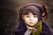 Xúc động bộ ảnh về cô bé mất bàn tay trái