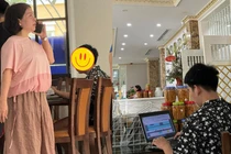 Đi du lịch, ông chồng khiến vợ bất lực vì không rời thứ này