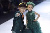 Rớt nước mắt hình ảnh bé gái ung thư sải bước trên sàn catwalk