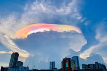Chòm mây ngũ sắc tuyệt đẹp xuất hiện trên bầu trời Sài Gòn