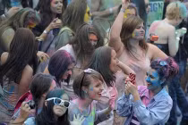 Giới trẻ quậy tưng bừng với lễ hội màu sắc