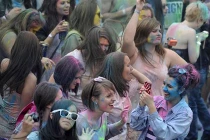 Giới trẻ quậy tưng bừng với lễ hội màu sắc