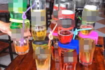 “Nóng bỏng tay” bia trái cây úp ngược - món lai rai mới của giới trẻ