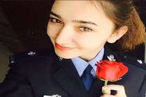 Nữ cảnh sát chống khủng bố xinh đẹp gây sốt mạng 