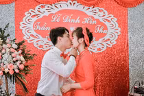 Phát hoảng với chú rể hôn như “nuốt chửng” cô dâu trong đám cưới