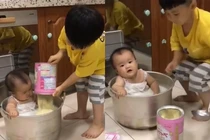 Mẹ vắng nhà, người anh có màn pha sữa cho em bá đạo