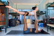 Khoe ảnh tập yoga trong khu cách ly, cô gái trả lời tin nhắn mệt nghỉ