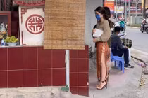 Sáng mùng 1, "ghê mắt" với cảnh chị em khoe mông đi lễ chùa