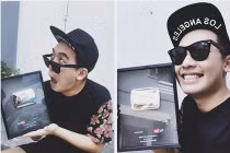 Phở Đặc Biệt hí hửng khoe giải thưởng từ Youtube