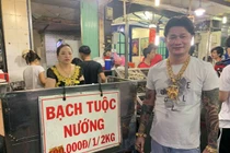 Đeo 100 lượng vàng đứng bán ốc, đôi vợ chồng bị nói cố tình làm màu