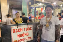 Đeo 100 lượng vàng đứng bán ốc, đôi vợ chồng bị nói cố tình làm màu