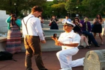 Loạt ảnh cầu hôn gây bão của chàng gay lính hải quân 