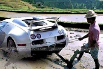 Ảnh độc chỉ có ở Ấn Độ: Ô tô kéo cày