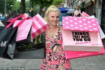 Cô nàng nghiện mua sắm khiến bạn trai lần lượt bỏ đi