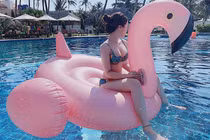 Văn Toàn lên tuyển, bạn gái ở nhà "khoe thân" hết hồn