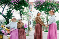 Bắt trend chụp hoa bằng lăng, 2 cụ bà tạo dáng như thiếu nữ