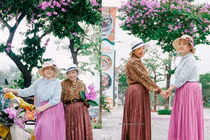 Bắt trend chụp hoa bằng lăng, 2 cụ bà tạo dáng như thiếu nữ