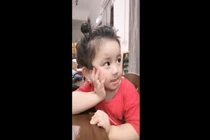 Nói 3 thứ tiếng siêu đáng yêu, bé gái gốc Việt khiến CĐM “tan chảy“