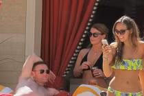 Sao M.U đi giải sầu sau thất bại tại World Cup