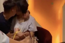 “Khóa môi” phản cảm giữa quán cafe, cặp đôi khiến CĐM ngao ngán vì ý thức