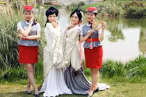 Nhóm nữ sinh hàng không khoe ảnh kỷ yếu “độc lạ“