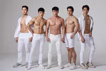 Trai đẹp 6 múi làm shipper, hội chị em đặt hàng mỏi tay