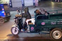 Em bé lái xe đưa bố say rượu về nhà gây sốc