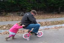 Hành động kỳ quặc của bố mẹ khi trông trẻ