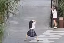 Chụp ảnh sống ảo cho bạn, cô gái bất ngờ bị soi dáng đứng