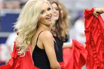 Dàn hoạt náo viên toàn mỹ nữ làm nóng sân đấu