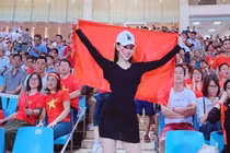 Nữ CĐV hot nhất trận thắng của đội tuyển Việt Nam, tưởng lạ hóa quen
