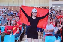 Nữ CĐV hot nhất trận thắng của đội tuyển Việt Nam, tưởng lạ hóa quen