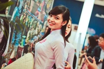 Thiếu nữ Việt duyên dáng áo dài gây chú ý tại TQ