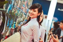 Thiếu nữ Việt duyên dáng áo dài gây chú ý tại TQ