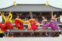 Nữ sinh tốt nghiệp hóa mỹ nữ cổ trang... khoe chân 