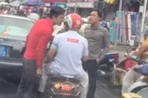 Ô tô biển xanh giải quyết bằng nắm đấm sau pha va chạm gây bức xúc