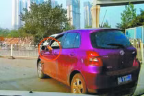 Gái trẻ vừa lái xe vừa thò chân ra cửa... làm đẹp