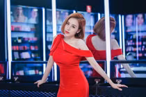 Ở ẩn 7 năm, “bà Tưng” khiến dân mạng tò mò về cuộc sống 