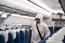 Đoàn công tác Bộ Kế hoạch và Đầu tư ngồi xa hàng ghế bệnh nhân Covid-19 số 17