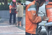 Xúc động trước hình ảnh cụ bà shipper U70 bất chấp nắng mưa