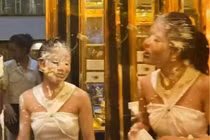 Cô gái “điếng người” khi bị bạn thân úp bánh kem vào mặt