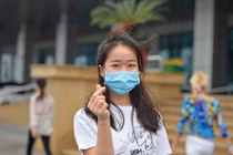 Viết đơn xin thử nghiệm thuốc COVID-19, nữ tiếp viên khiến dân tình nể phục