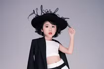 Mẫu nhí đi catwalk đỉnh cao, tí tuổi đã ăn mặc như fashionista