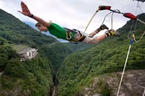 Du khách liều mình nhảy xuống đập nguy hiểm nhất hành tinh