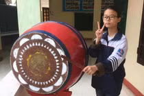 Thăm trường cũ cô gái làm điều này khiến ai cũng phải ngỡ ngàng