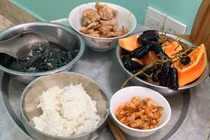 Cảm động những mâm cơm cữ của ông chồng vụng về