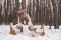 Gái trẻ bạo gan tạo dáng thân mật với gấu giữa rừng