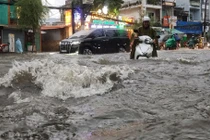 Sài Gòn thất thủ, “ngập sâu” trong cơn mưa đầu mùa