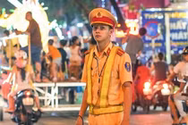 Bị chụp trộm, chàng CSGT điển trai bất ngờ “sáng nhất MXH“