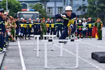Video: Cảnh sát thi vượt chướng ngại vật chữa cháy, cứu người
